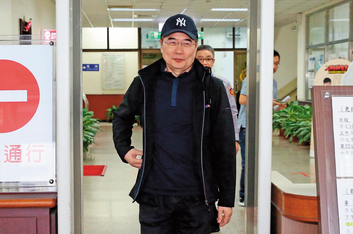 前立委蔡正元遭羈押期間,頻頻向檢方大爆料,質疑中影鑑價報告不實,連中視交易案也與市價有數億元落差。