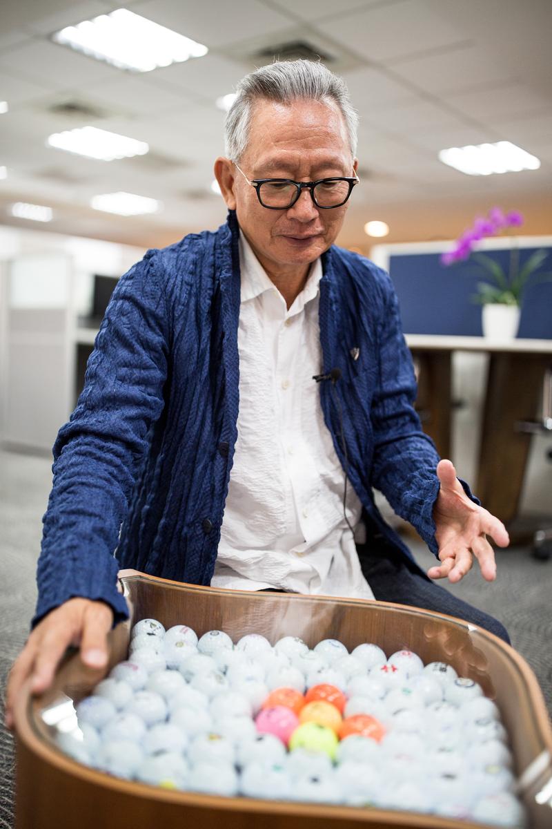 為了解決日益增加的高爾夫球,陳宏棟找人訂製塞入高爾夫球的特殊椅子。