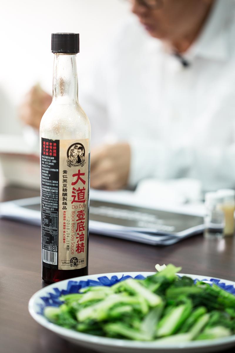 對吃講究的陳宏棟,找上有60多年歷史的民生醬油廠,以特殊方式過濾水源,釀造出一瓶1500元的醬油。