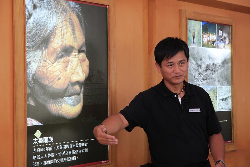 吳志輝在花蓮「太魯閣晶英酒店」裡，擔任全台唯一的故事員。