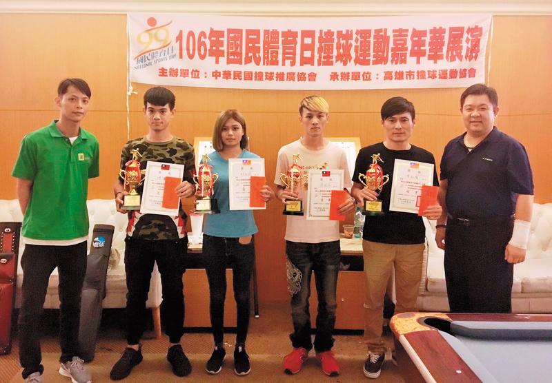長年推展撞球運動的教練洪國峻(右1)遭人爆料,名下將近10個協會都是拿來申請補助之用,他則強調每次活動都有拍照。(翻攝自中華民國飛鏢總會臉書)