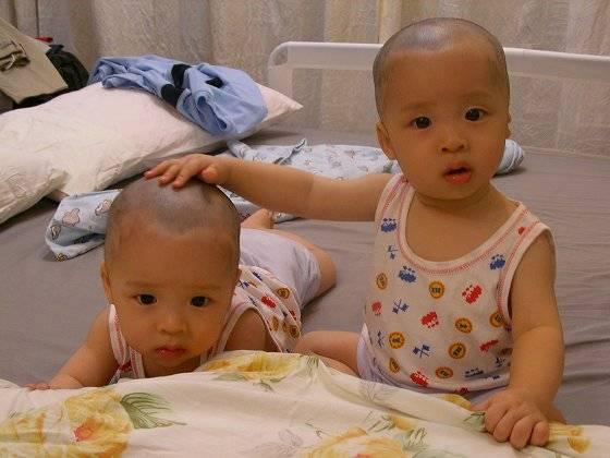 王翠瑛談到照顧寶寶有許多堅持，在於十多年前，她的一對雙胞胎兒子曾甫出生就住重症病房，幸好小孩都平安長大。