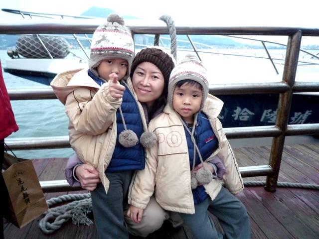 王翠瑛（中）非常疼愛她的雙胞胎兒子，若工作得空，會盡量陪伴小孩，帶他們出遊。（王翠瑛提供）