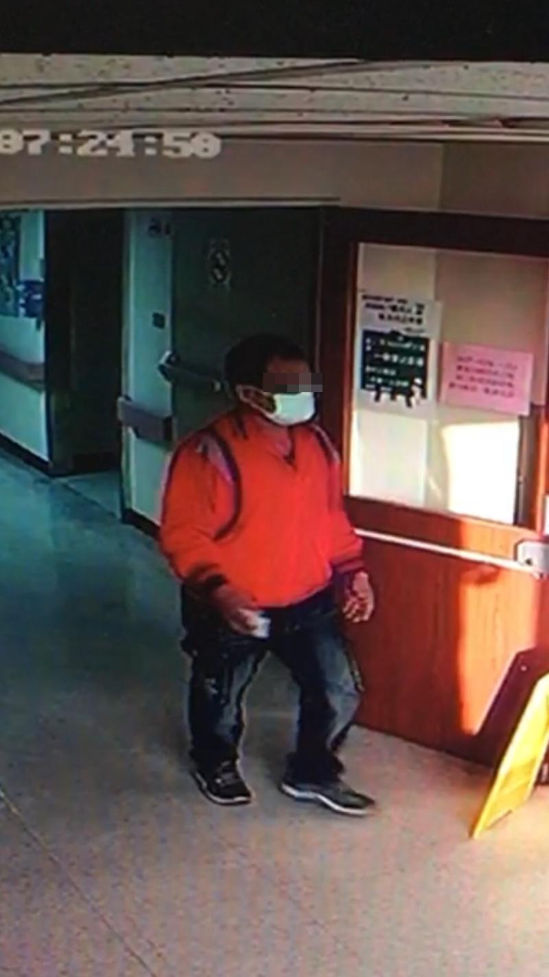 警方發現張嫌竟以同樣的穿著，出現在南部至少9家醫院竊取病患家屬財物。（警方提供）