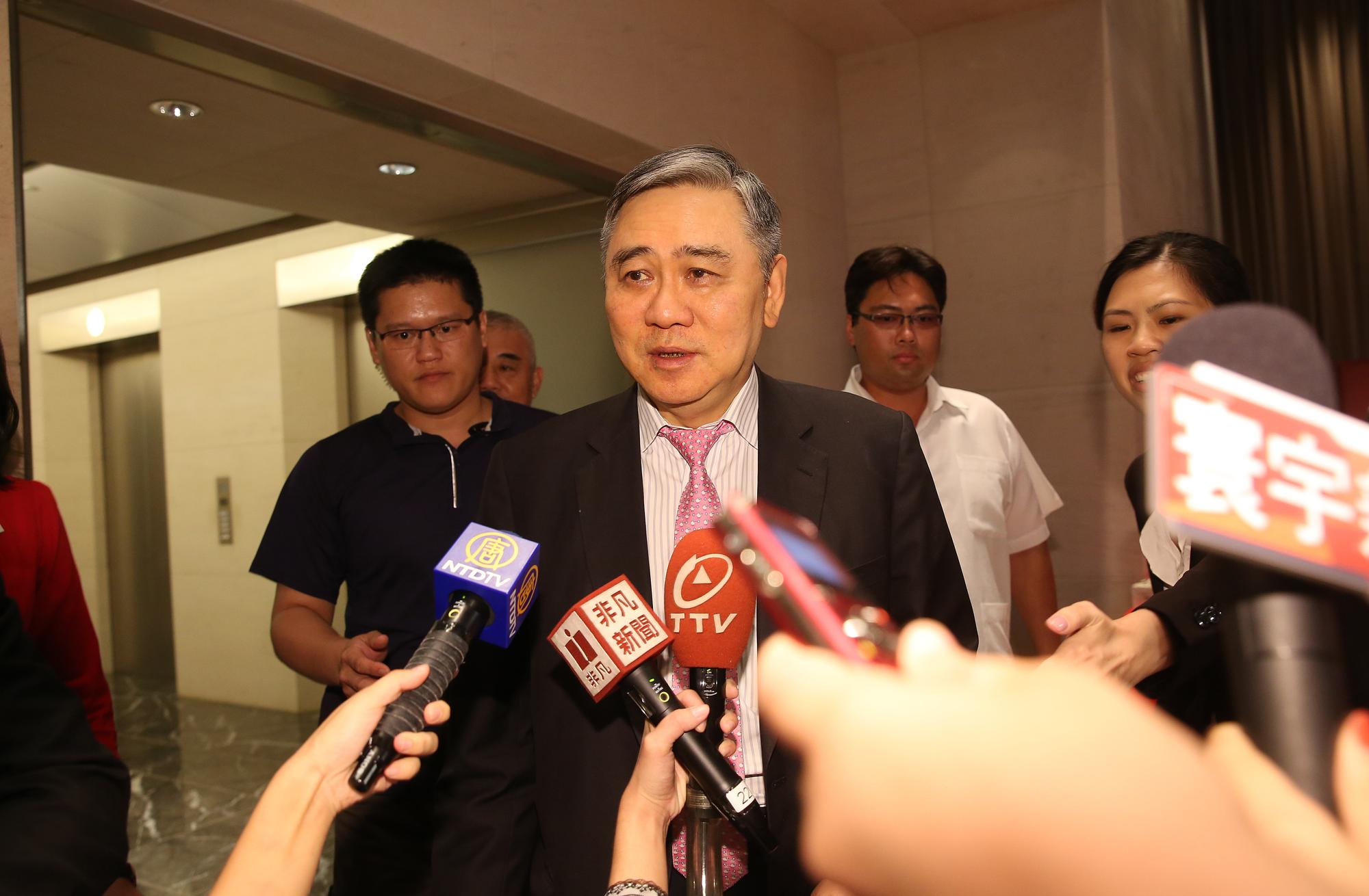 王文洋2016年在日本主持王思涵與黃健維婚禮，不滿親家指媳婦有80分，立即回嗆說女兒是100分。