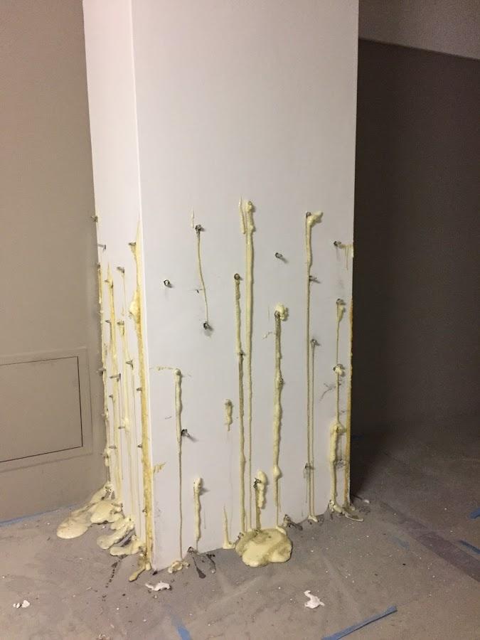 住戶陳小姐指出不只牆面漏水，就連梁柱都有泥黃水滲出，他們強烈懷疑鋼筋已生鏽，事發後，國泰建設即派人施打發泡劑。（住戶提供）