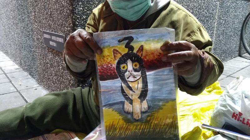 街友阿伯畫的黑貓圖。(網友提供)