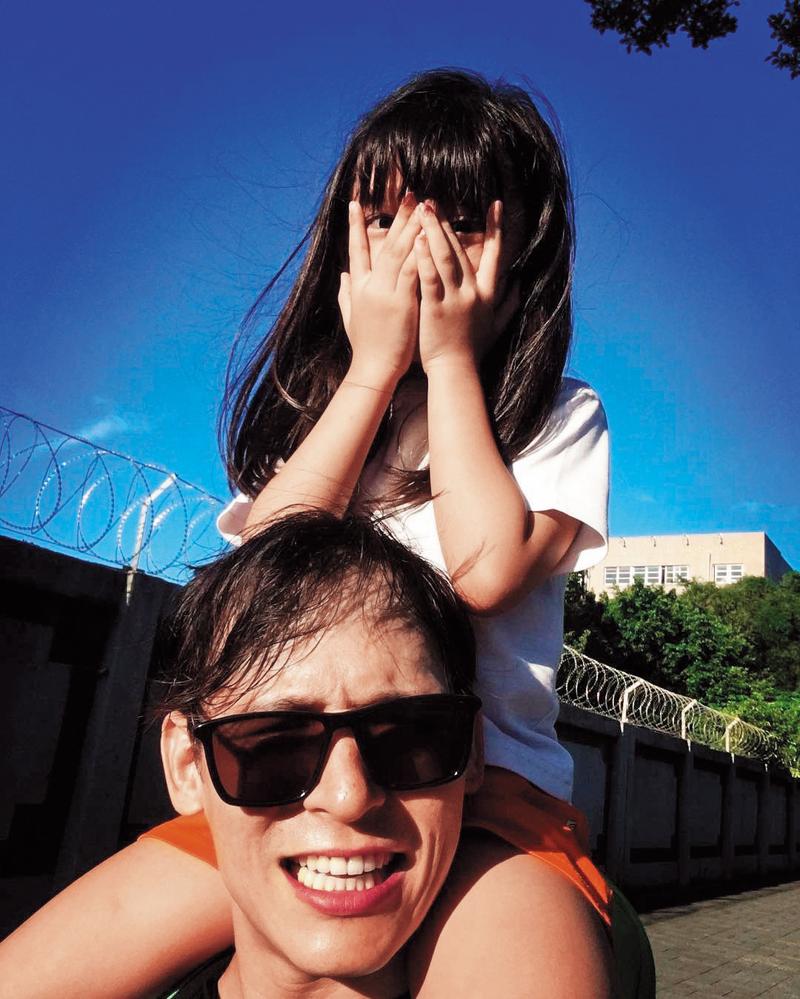 倪安東2010年與護理師Vivi結婚後，女兒已7歲。（翻攝自倪安東IG）