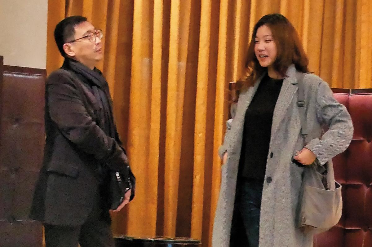 2月3日，02:12，凌晨時分，宋少卿被本刊逮到帶著辣妹在深夜唱Ｋ。他還跟其中一名灰大衣辣妹用英語對話。
