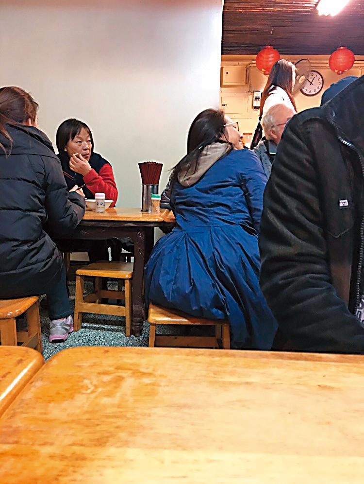 昔日女神林嘉欣日前現身台北某麵店，一身厚重衣服，背影看來略為豐腴。（讀者提供）