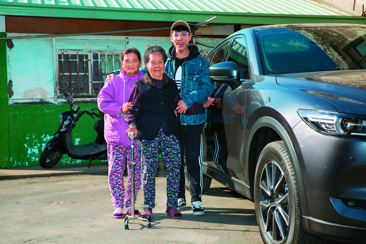 林進和阿嬤、媽媽在老家前和新車合照。