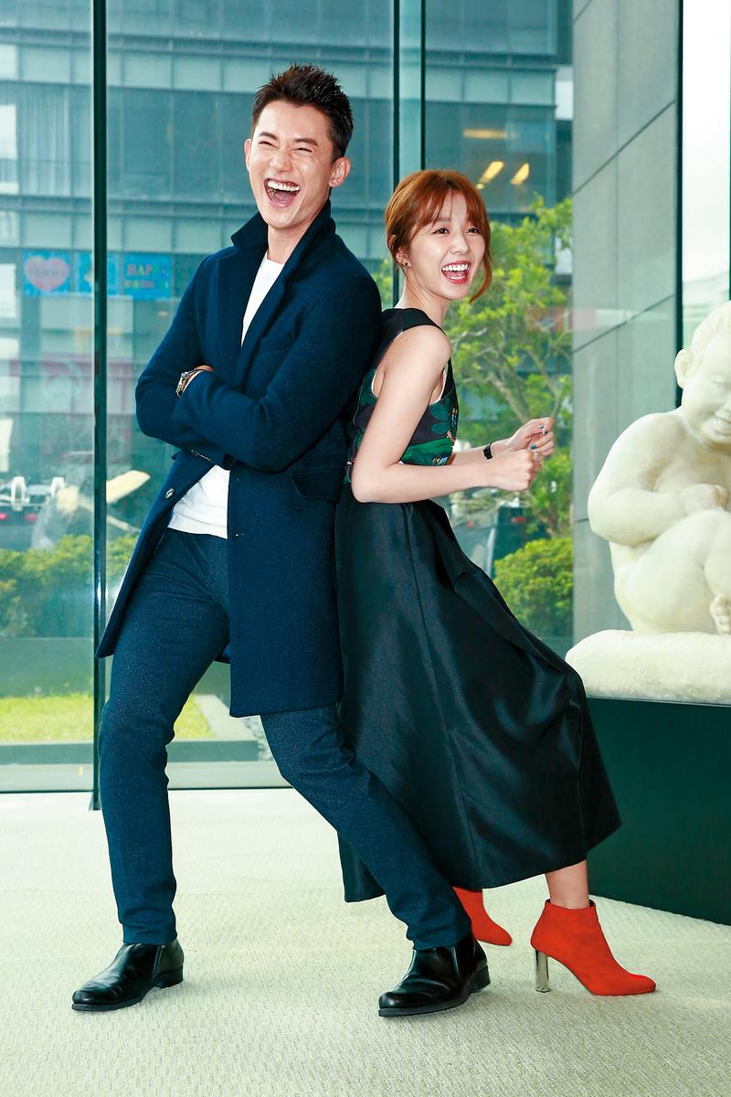 之前合作《极品绝配》的时候,吴慷仁(左)有女友钟瑶,邵雨薇(右)则有