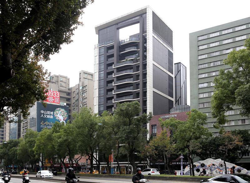 德杰Flora主打中山北路燙金門牌，2010推出時每坪最高開價110萬元。 