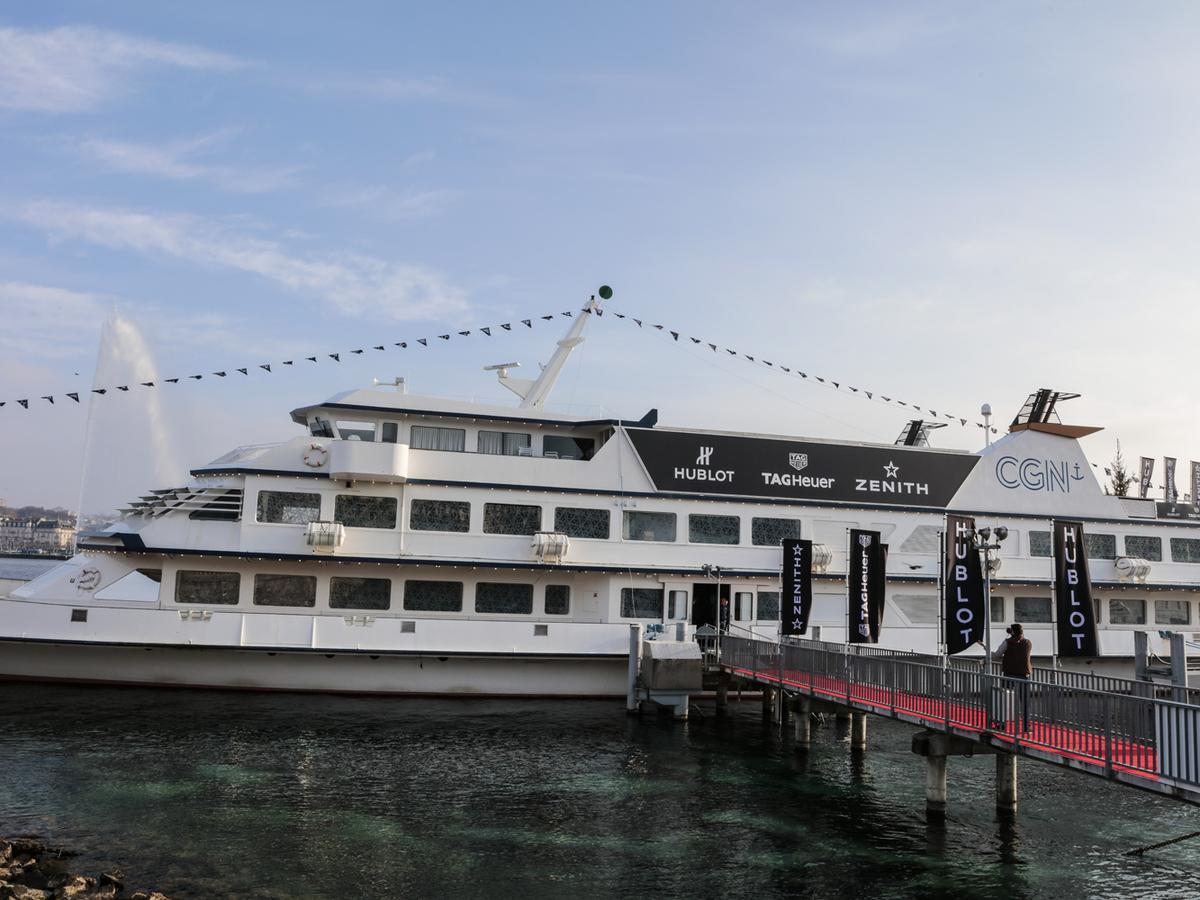 2017年，甫接下LVMH集團旗下三大品牌總主導權的Jean-Claude Biver，在日內瓦湖上租下一艘遊輪，佈置成HUBLOT、ZENITH與TAG HEUER三個品牌的展示館，命名為「Geneva Days」錶展，開放讓所有民眾錶迷登船參觀，今年則是第二屆。