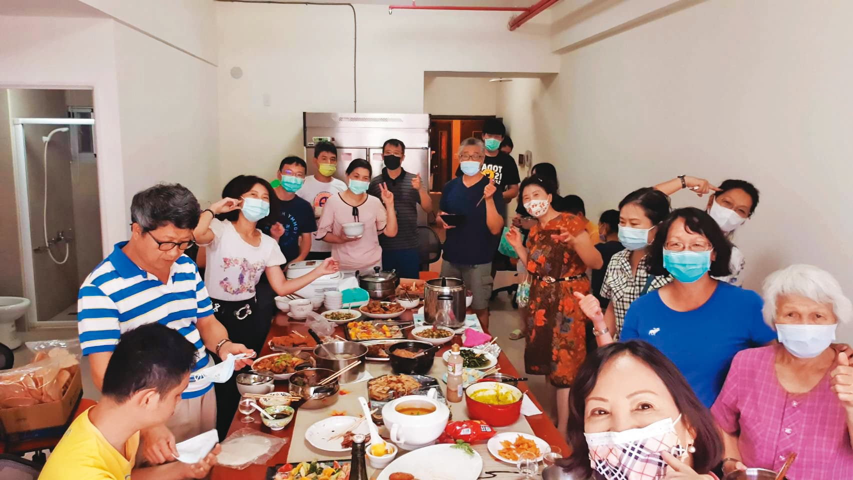 「自閉症權益促進會」的部分家長在林口社會住宅租下19戶,比鄰而居,試著打造雙老家園,這天家長們替自閉症大孩子慶生。(楊鎮財提供)