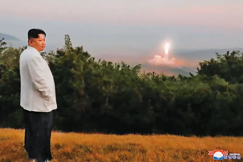 北韓狂人金正恩近來頻頻試射導彈,破壞東亞區域穩定,遭聯合國及美國制裁。(翻攝朝鮮中央通訊社KCNA)