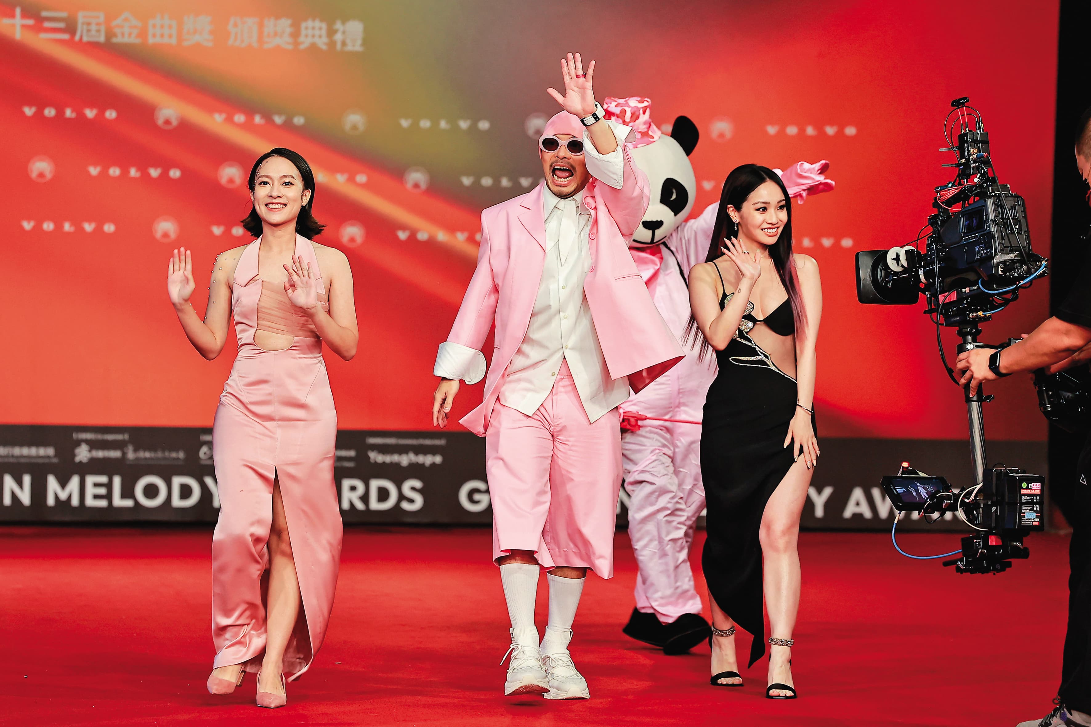 黃明志(中)多次入圍金曲獎,但都與獎項失之交臂。(台視提供)