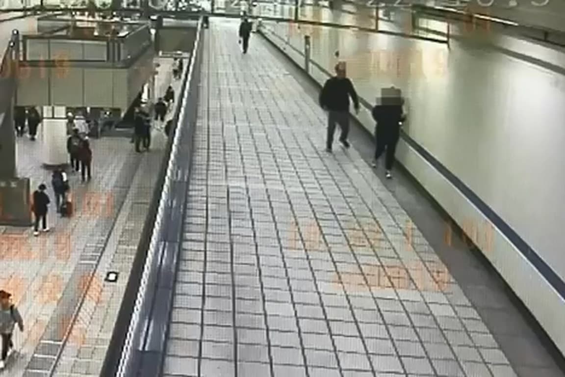 捷運站內搶當低頭一族,小心引發衝突糾紛。(警方提供)